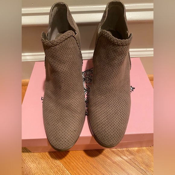 Women’s Crown Vintage booties, size 8 1/2 - Picture 2 of 11